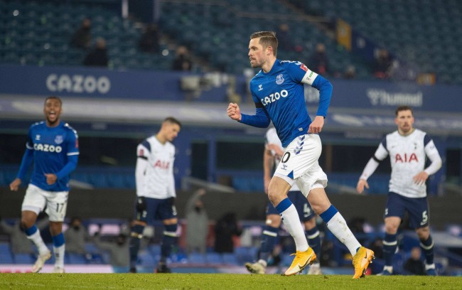 伍及公眾的 伍及公眾的